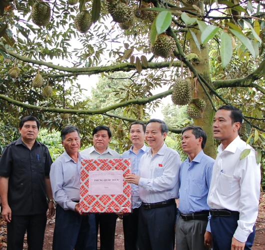 Đoàn công tác trao quà tặng gia đình ông Lê Trung Hiệp, thôn 19-8, xã Ea Yông (huyện Krông Pắc)