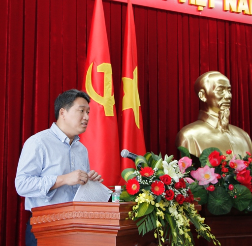 Ủy viên Dự khuyết Trung ương Đảng, Phó Chủ tịch Thường trực UBND tỉnh Nguyễn Hải Ninh báo cáo tình hình phát triển kinh tế xã hội của tỉnh 9 tháng năm 2017