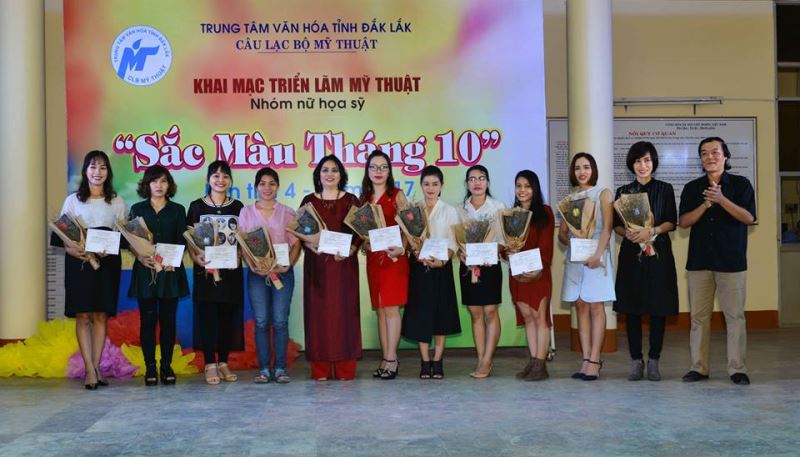 Ban tổ chức trao giấy chứng nhận cho các nữ họa sĩ tham gia triển lãm 