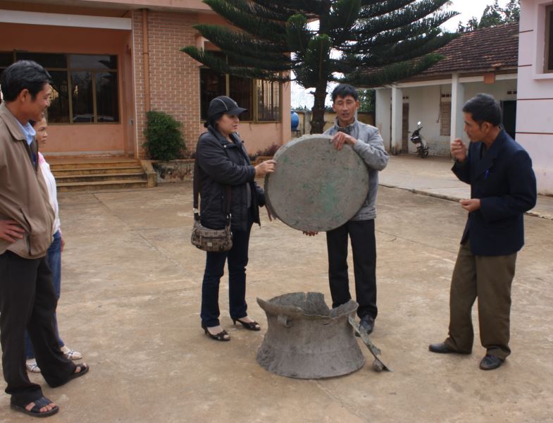 Người dân bàn giao hiện vật trống đồng cho Bảo tàng Đắk Lắk