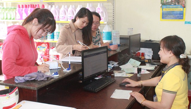 Người dân đến giao dịch tại Điểm bưu điện văn hóa xã Hòa Phú