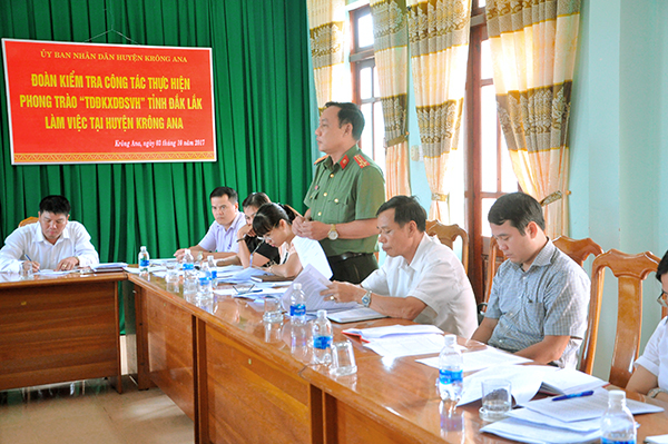 Thành viên Đoàn kiểm tra góp ý tại buổi làm việc