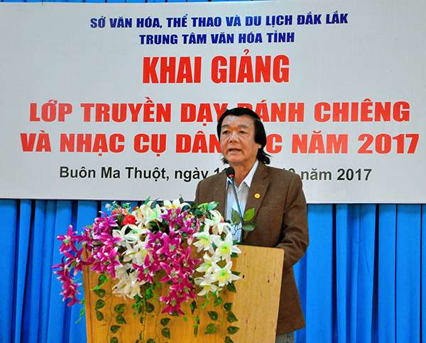 Giám đốc Trung tâm Văn hóa tỉnh Bùi Văn Khối phát biểu khai giảng