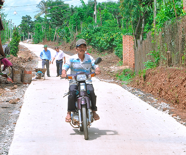 Bê tông hóa giao thông nông thôn ở xã Ea M' nang