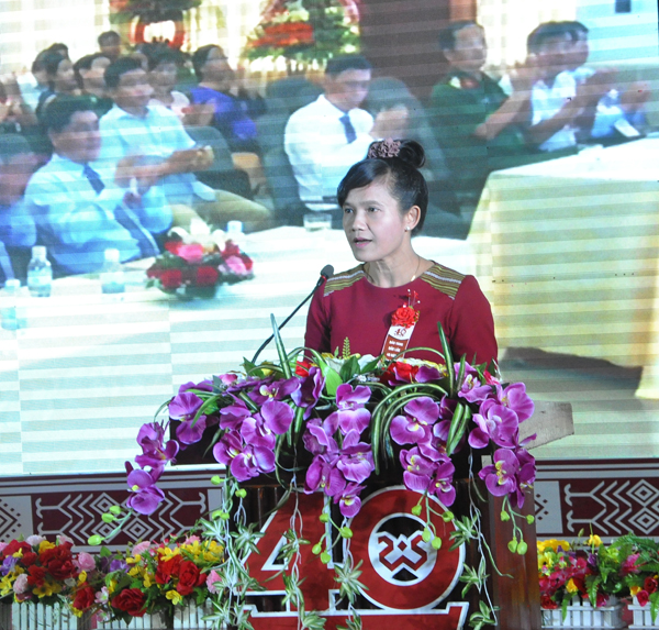 Giám đốc Sở Văn hóa, Thể thao và Du lịch H' Lim Niê phát biểu chào mừng 
