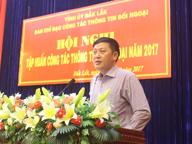 Phó Giáo sư, Tiến sỹ Nguyễn Ngọc Oanh – Phó Trưởng Khoa Quan hệ quốc tế, Học viện Báo chí và Tuyên truyền truyền đạt các chuyên đề tại Hội nghị