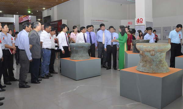 Khách tham quan không gian trưng bày Chuyên đề "Khảo cổ tiền sử Đắk Lắk"