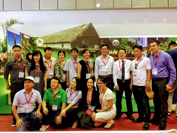 Đại biểu các địa phương Đắk Lắk - Gia Lai - Kon Tum chụp ảnh tại gian hàng chung