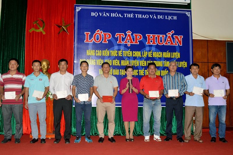 Bà H’Lim Niê – Giám đốc Sở Văn hóa, Thể thao và Du lịch Đắk Lắk trao Giấy chứng nhận cho các học viên.