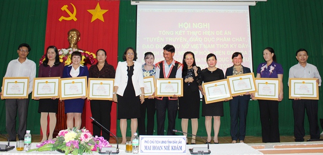 Hình ảnh Hội nghị tổng kết 5 năm thực hiện Đề án “Tuyên truyền, giáo dục phẩm chất, đạo đức phụ nữ Việt Nam thời kỳ đẩy mạnh công nghiệp hóa, hiện đại hóa đất nước và Đề án Giáo dục 5 triệu bà mẹ nuôi dạy con tốt”