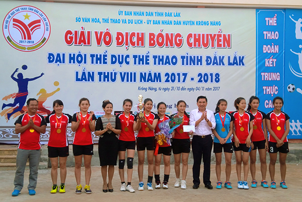 Ban Tổ chức trao giải vô địch nội dung nữ cho đội bóng huyện Krông Năng