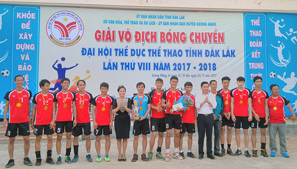 Ban Tổ chức trao giải vô địch nội dung nam cho đội bóng huyện Krông Năng