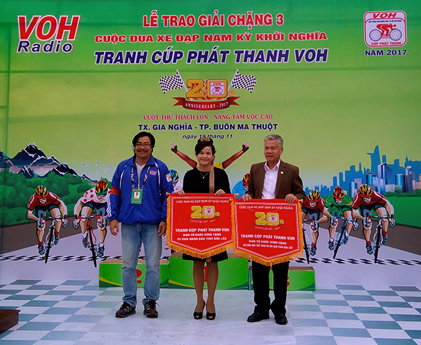 Ban tổ chức giải tặng Cờ lưu niệm cho UBND tỉnh và Sở VHTTDL Đắk lắk