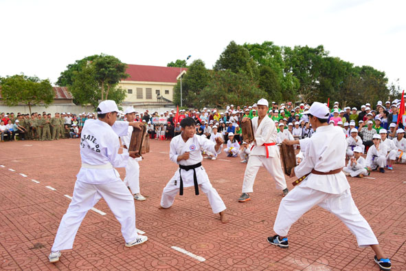 Biểu diễn môn Karatedo tại Đại hội Thể dục thể thao huyện Krông Pắc.