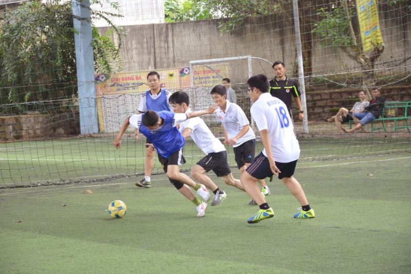 Trận bóng đá giữa đội Báo Đắk Lắk (áo xanh) và Huyện ủy Ea Súp.
