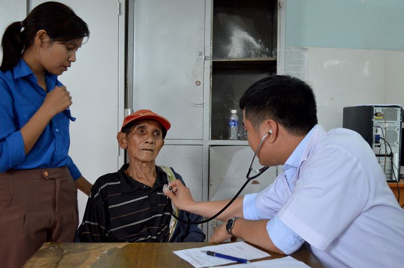 Chương trình khám bệnh, phát thuốc miễn phí cho 500 người dân xã Cư Pơng.