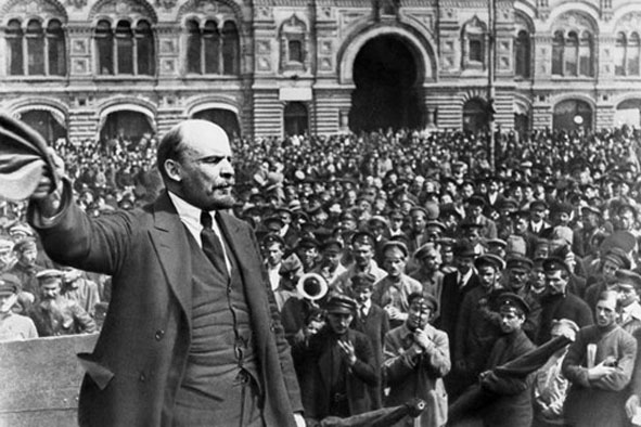 Lãnh tụ V.I. Lênin trực tiếp lãnh đạo thành công Cách mạng Tháng Mười Nga.