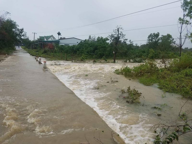 Một tuyến đường tại huyện M'Đrắk bị ngập.