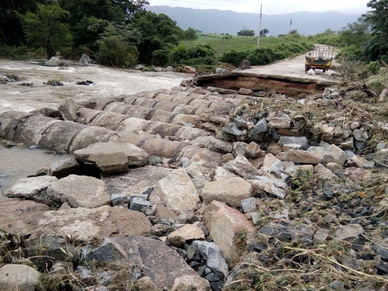 Ngầm tràn trên tỉnh lộ 13 đoạn qua huyện M'Đrắk bị cuốn trôi.
