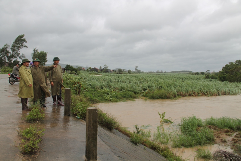 Ban Chỉ huy PCTT và TKCN huyện Ea Kar kiểm tra tình hình bão lũ tại xã Cư Prông.