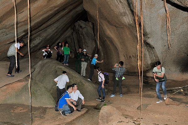 Khảo sát hang đá Ba Tầng ở xã Krông Nô.