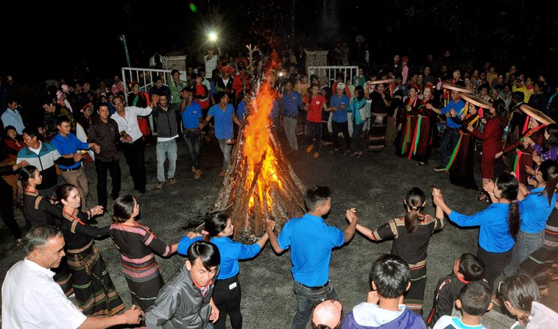 Giao lưu văn hóa, văn nghệ với đồng bào người Êđê trong các buôn làng cũng là thế mạnh của ngành Du lịch huyện Ea Kar