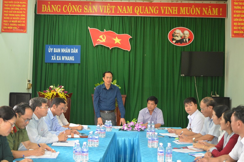 Đoàn công tác làm việc tại xã Ea Mnang.