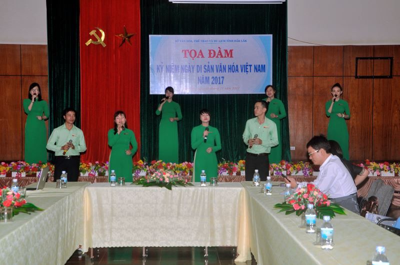 Văn nghệ chào mừng