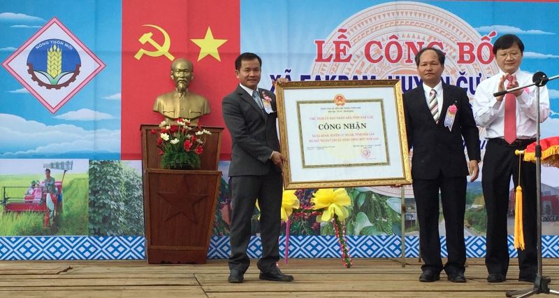 Xã Ea Kpam (huyện Cư M’gar) đón nhận Bằng công nhận xã đạt chuẩn Nông thôn mới năm 2016. (Ảnh minh họa).
