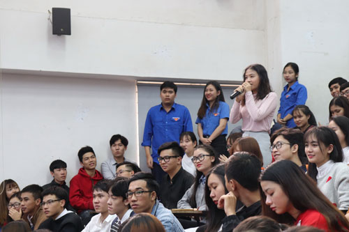 Sinh viên ĐH Duy Tân hào hứng đặt câu hỏi trong buổi trò chuyện cùng các nghệ sĩ