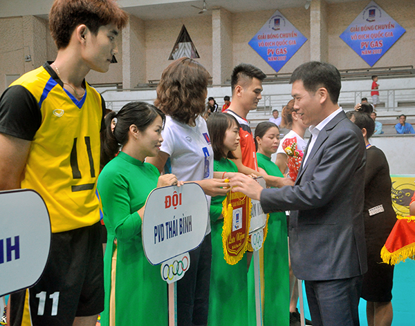 Ông Trần Đức Phấn, Phó Tổng cục trưởng Tổng cục Thể dục thể thao tặng Cờ lưu niệm cho các đội tham dự giải 