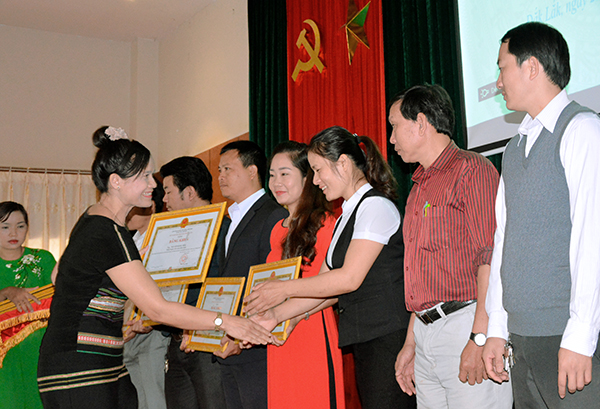 Bà H'Lim Niê, TUV, Giám đốc Sở VH,TT&DL tặng Bẳng khen của UBND tỉnh cho các HLV