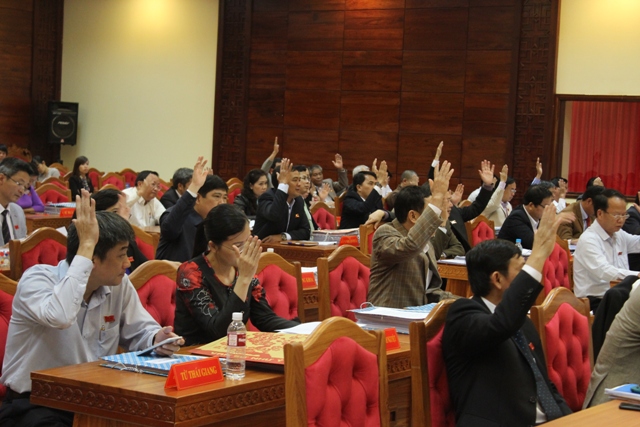 Các đại biểu thông qua nghị quyết của Kỳ họp
