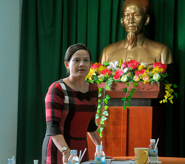 Bà H'Lim Niê, Giám đốc Sở VHTTDL, Phó Chủ tịch Hội đồng phát biểu tại cuộc họp