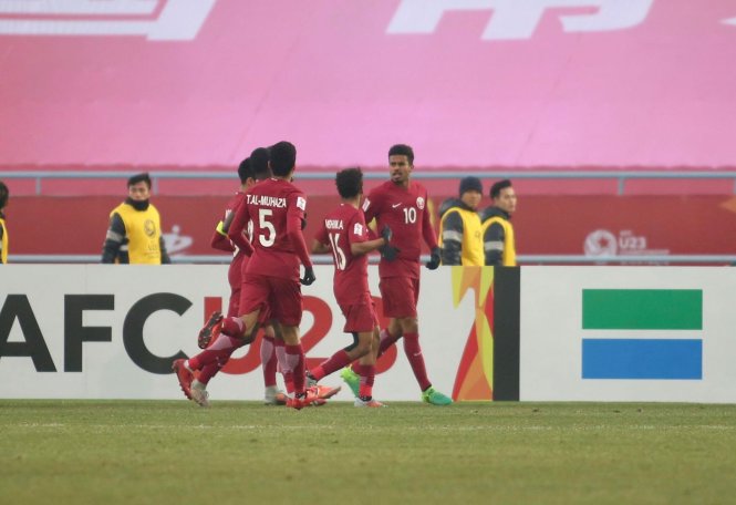 Niềm vui của các cầu thủ U-23 Qatar sau khi Akram Afif (10) mở tỏ số. Ảnh: N.K