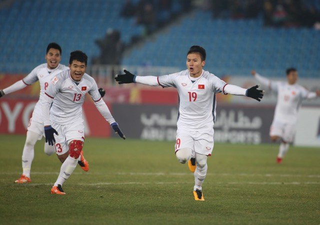 Niềm vui của Quang Hải (19) sau khi gỡ hòa 1-1 cho U-23 VN. Ảnh: N.K