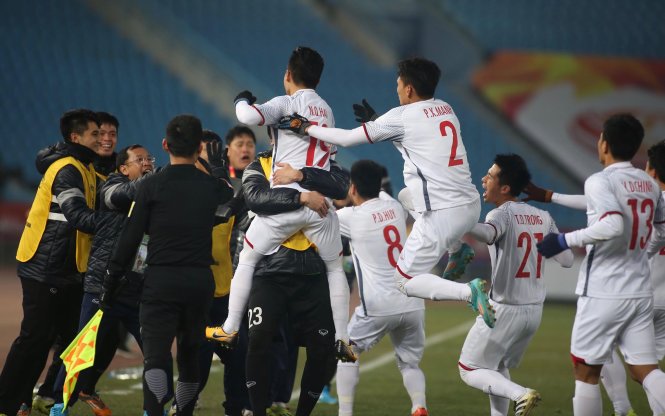 Niềm vui của các cầu thủ U-23 VN sau khi Quang Hải gỡ hòa. Ảnh: N.K