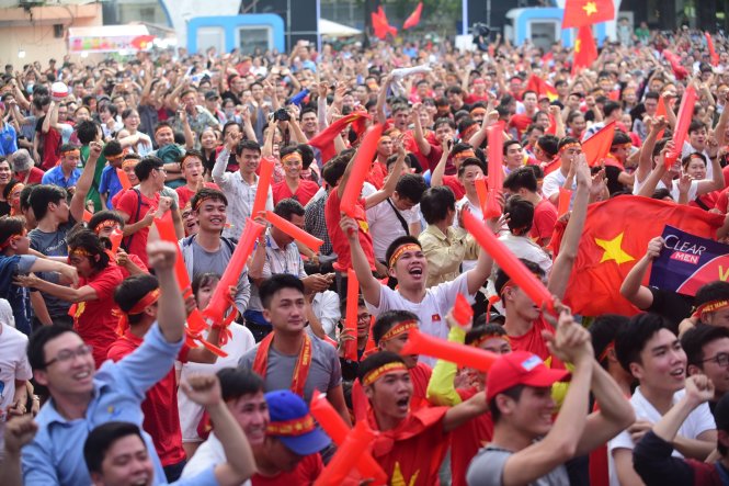 CĐV VN ở Nhà văn hóa Thanh Niên ăn mừng bàn thắng gỡ hòa 1-1 của Quang Hải. Ảnh: QUANG ĐỊNH