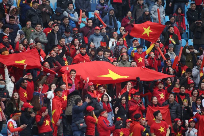 Các CĐV VN trên sân Olympic Thường Châu để cổ vũ đội U-23 VN. Ảnh: N.K