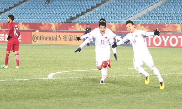 Quang Hải "bay lượn" trên sân Thường Châu sau khi ghi bàn gỡ hòa 2-2 cho đội nhà. Ảnh: Thường Nhật.