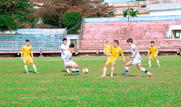 CLB Đắk Lắk trong trang phục áo vàng và U18 Hàn Quốc trong  trang phục trắng