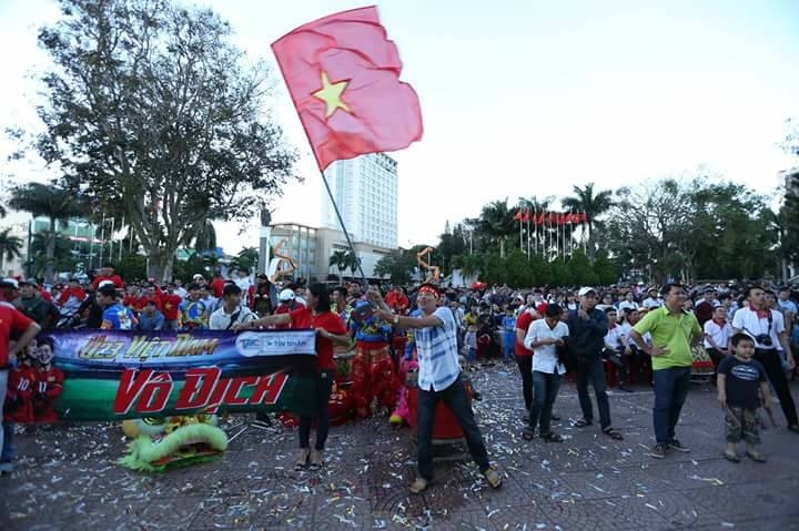 Đông đảo cổ động viên đã có mặt cổ vũ cho đội tuyển U23 Việt Nam tại Trung tâm Văn hóa tỉnh chiều 23-1