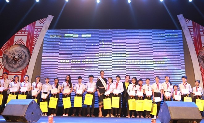 Ngân hàng Nam Á cùng Tân Hoa hậu H’Hen Niê trao học bổng cho các học sinh