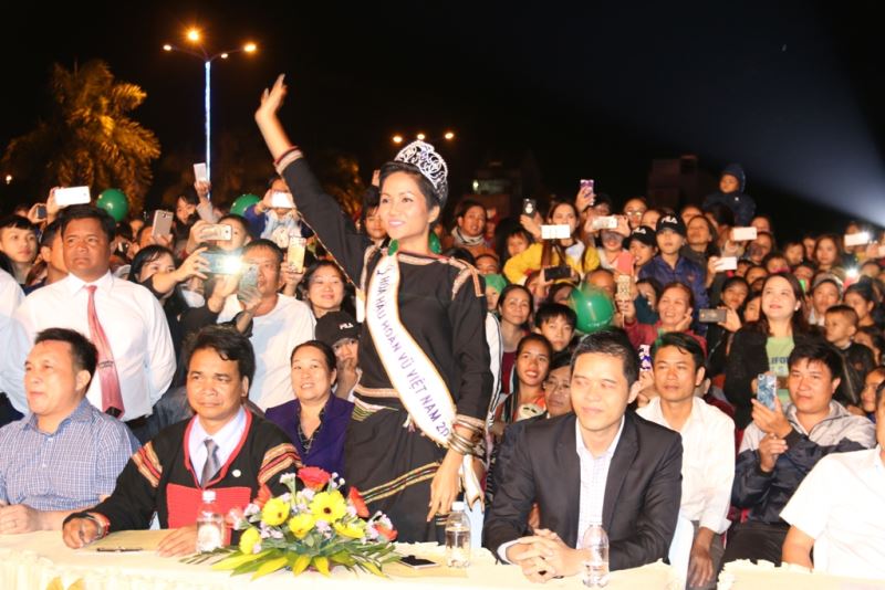 Hoa hậu H'Hen Niê thân thiện chào đông đảo bà con huyện Cư M'gar
