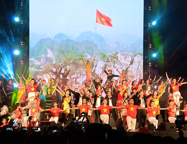 Tiết mục hát - múa "Việt Nam ơi! Mùa Xuân đến rồi" được biểu diễn bởi tốp ca Trung tâm Văn hóa tỉnh.