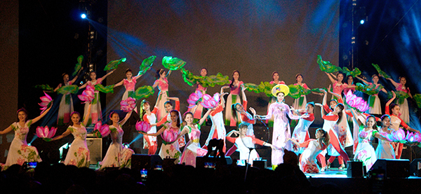 Ca khúc " Sen" với sự trình bày của Minh Chi cùng Đoàn Ca múa dân tộc tỉnh Đắk Lắk.