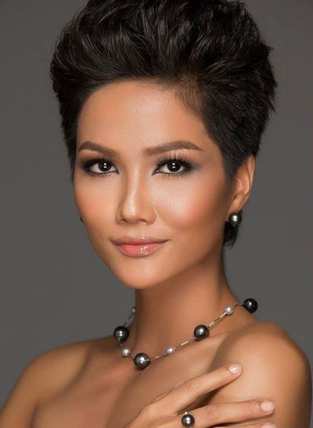 Tối 6/1, H’Hen Niê đã vượt qua 41 thí sinh còn lại để đăng quang ngôi vị Hoa hậu Hoàn vũ Việt Nam 2017. Tân HHHVVN 2017 gây ấn tượng với làn da nâu bóng, thân hình săn chắc và mái tóc tém ấn tượng.