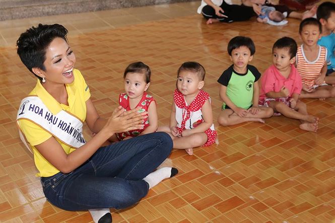 Đoàn đã đến thăm Chùa Thanh Sơn, xã Cam Hải Đông, huyện Cam Lâm, tỉnh Khánh Hòa, nơi đang cưu mang 47 trẻ em mồ côi và 11 người già neo đơn.