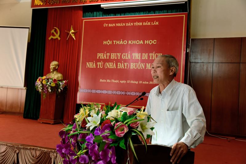 Ông Thái Hồng Hà, Giám đốc Sở VHTTDL báo cáo đề dẫn "Phát huy giá trị Di tích Nhà đày Buôn Ma Thuột"