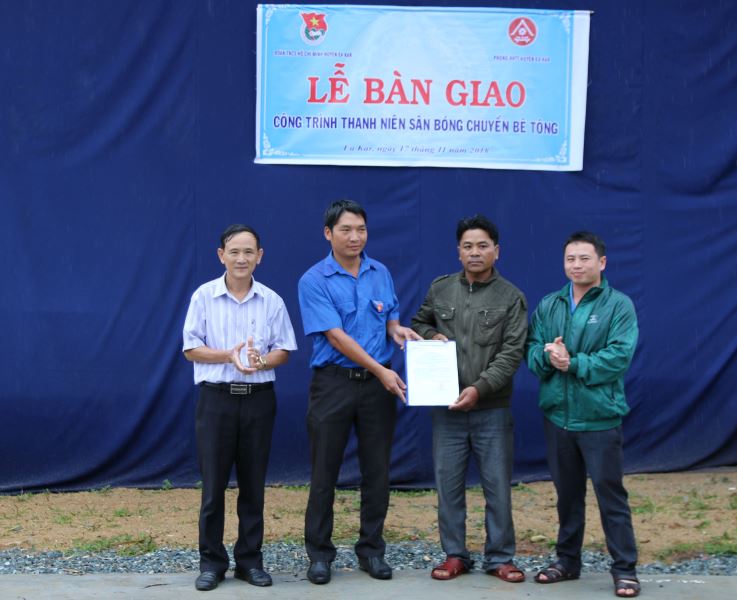 Ban tổ chức trao Quyết định bàn giao sân bóng chuyền cho cán bộ, nhân dân buôn Trưng (xã Cư Bông).